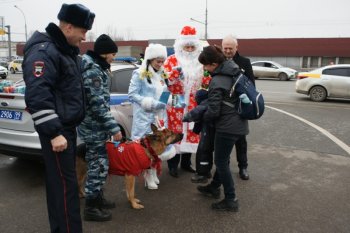 В ЮАО "Полицейский Дед Мороз" поздравил воспитанников Центра поддержки семьи и детства «Планета семьи» с наступающим Новым годом