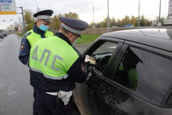 Дорожные полицейские Южного округа Москвы присоединились к поздравлениям автомобилистов