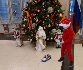 Полицейский Дед Мороз исполнил новогоднюю мечту ребенка