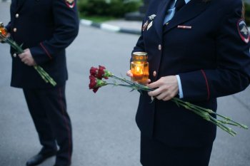 Полицейские УВД по ЮАО вместе с общественниками и ветеранами органов внутренних дел зажгли «Cвечу памяти»