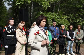 9 мая состоялось торжественное возложение цветов у «Стелы погибшим летчикам»