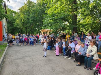 Депутаты поздравили жителей Бирюлева Западного с Днём защиты детей